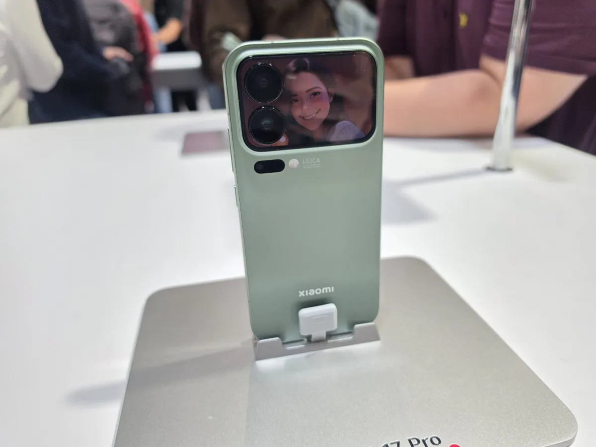 Xiaomi показала, що можна робити із заднім екраном 18 Pro за допомогою ШІ