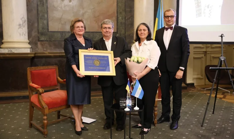 Родина Данилишиних отримала почесну відзнаку МІОК «Золоте древо українства»