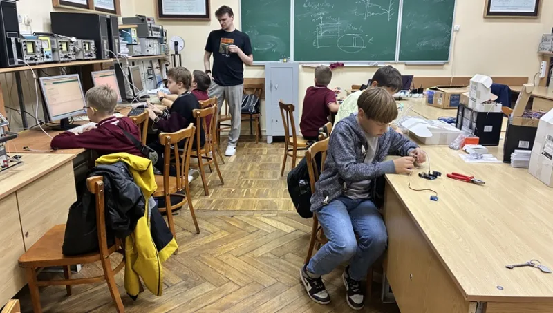 Гурток «Робототехніка» при кафедрі ПАСІ запрошує дітей віком 10-12 років